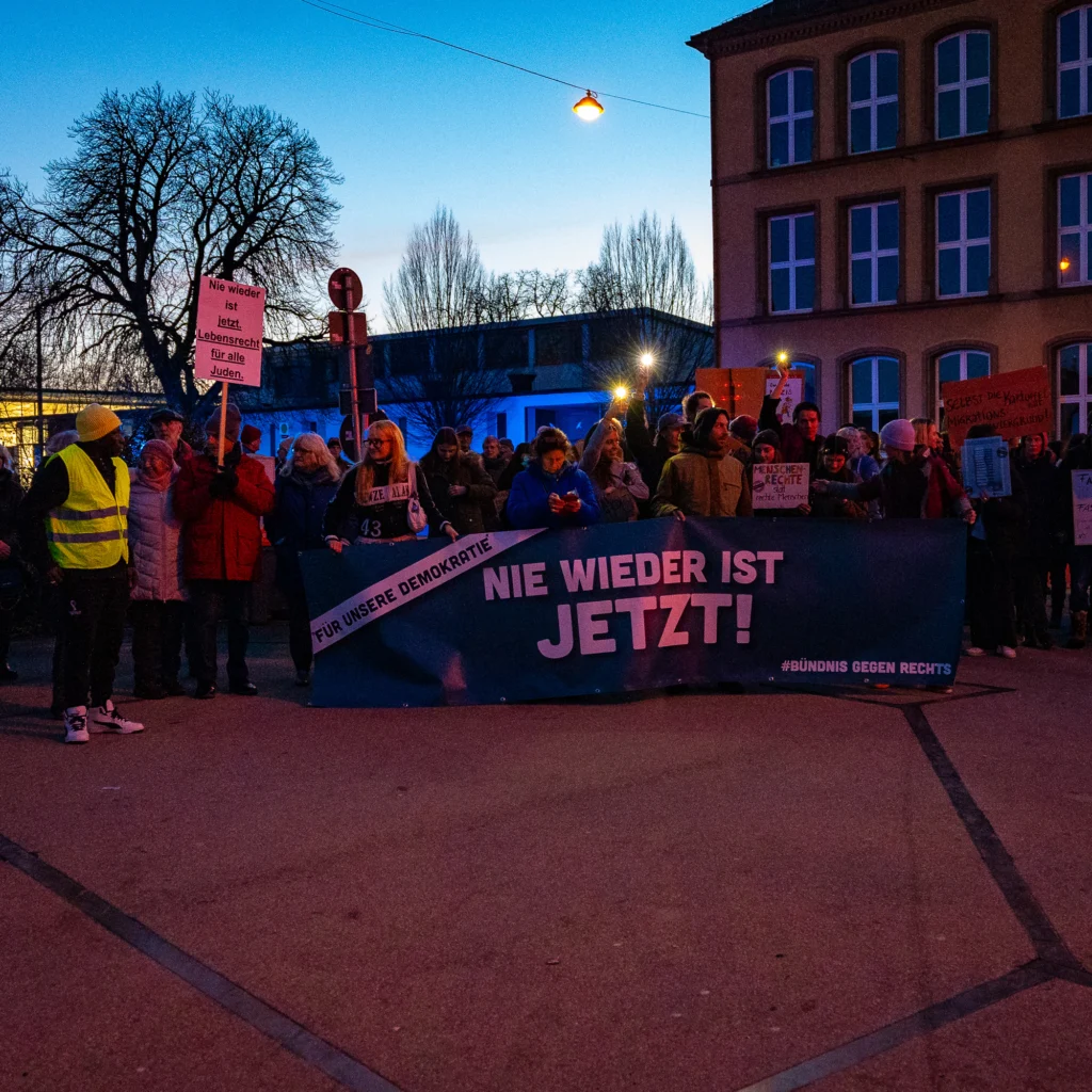 Demonstrationszug zieht durch Memmingen mit dem Banner: Nie wieder ist jetzt