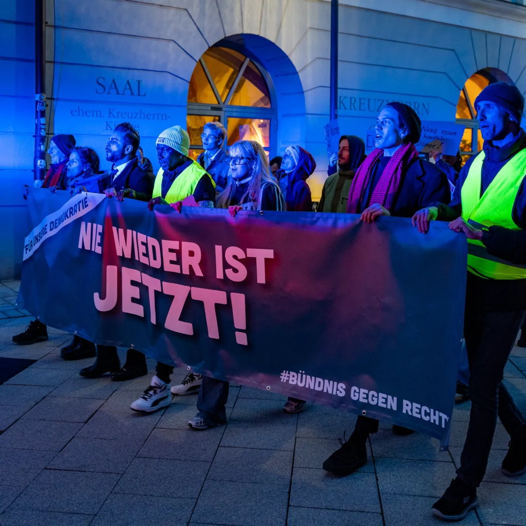 Demonstrationszug zieht durch Memmingen mit dem Banner: Nie wieder ist jetzt