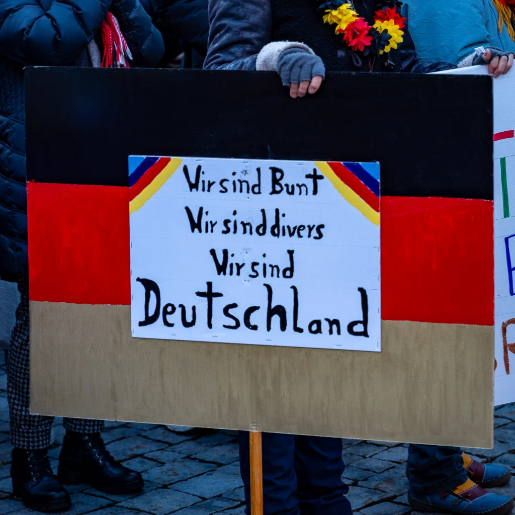 Schild mit den Deutschen Farben auf dem steht: Wir sind bunt; wir sind divers; Wir sind Deutschland